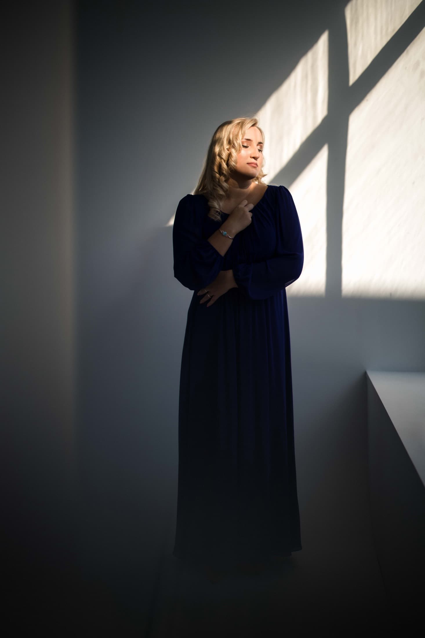 Jovana Filipović Ćalić in dramatic window light